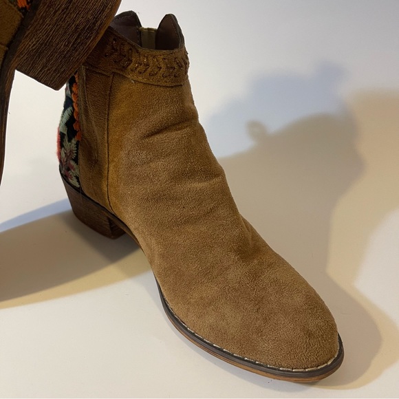 Tiara Women's Ankle Boots with Embroidered Flowers - Picture 2 of 10